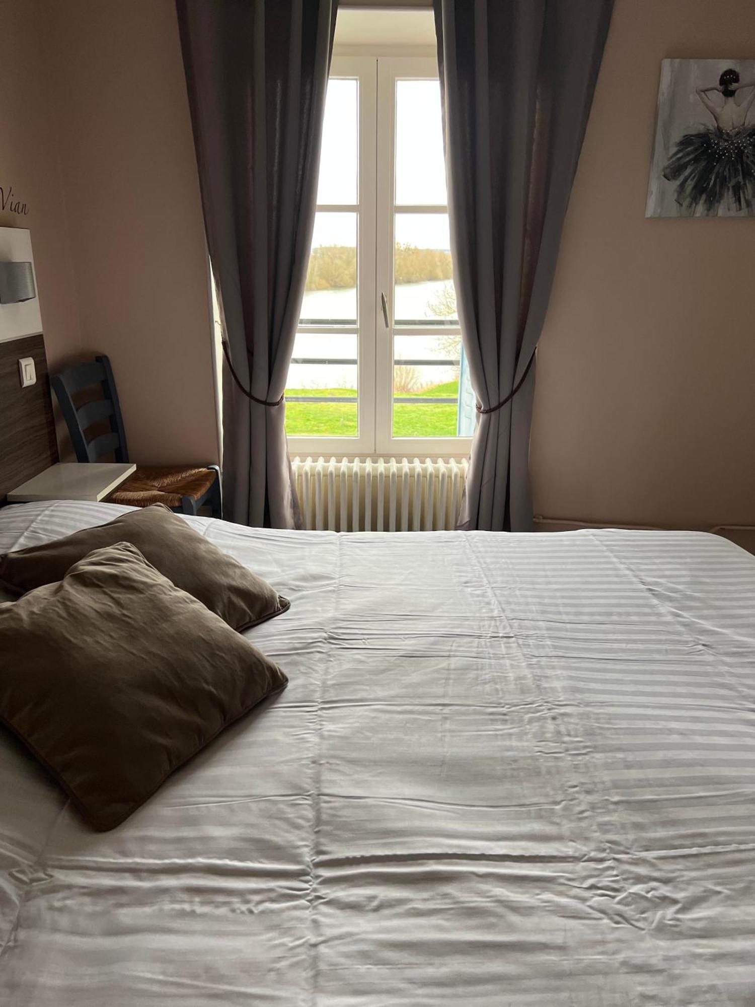 Logis Hotel & Restaurant - Les Bords De Seine Ла-Рош-Гийон Экстерьер фото