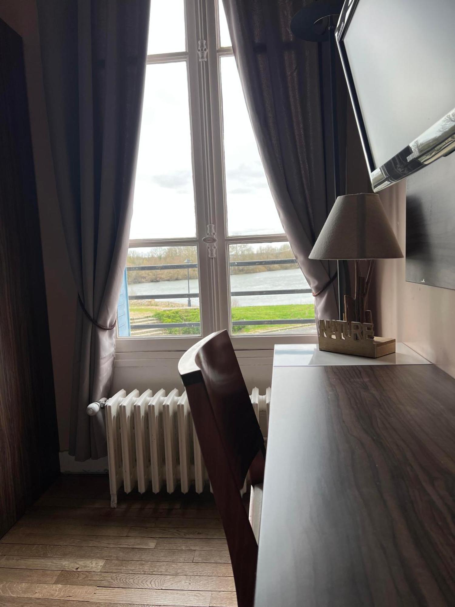 Logis Hotel & Restaurant - Les Bords De Seine Ла-Рош-Гийон Экстерьер фото