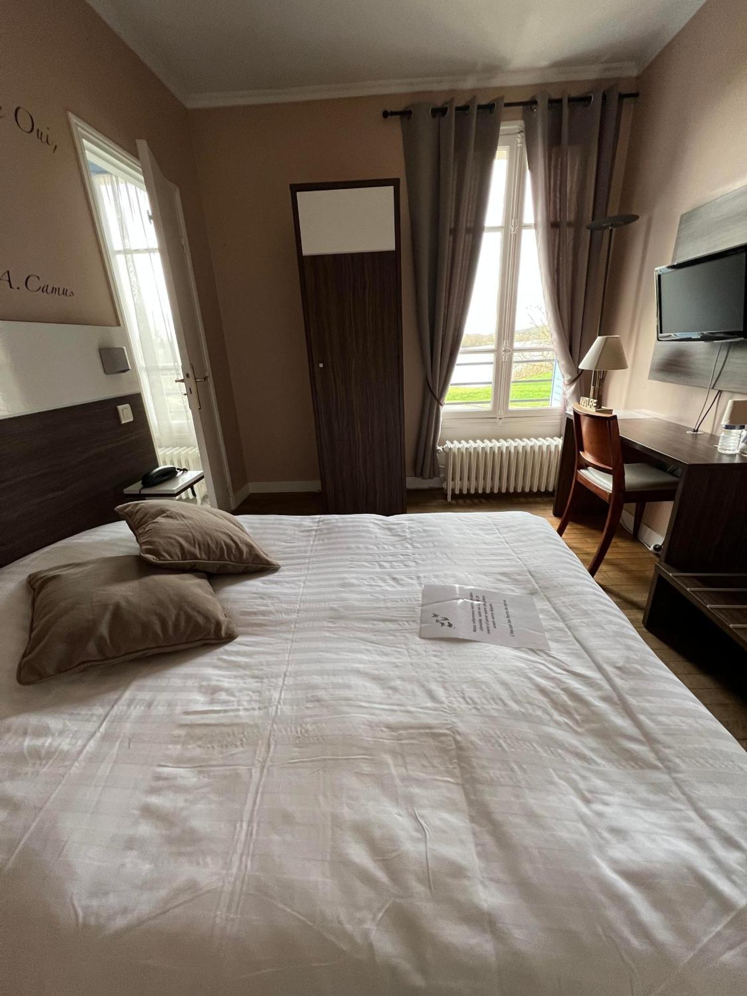 Logis Hotel & Restaurant - Les Bords De Seine Ла-Рош-Гийон Экстерьер фото