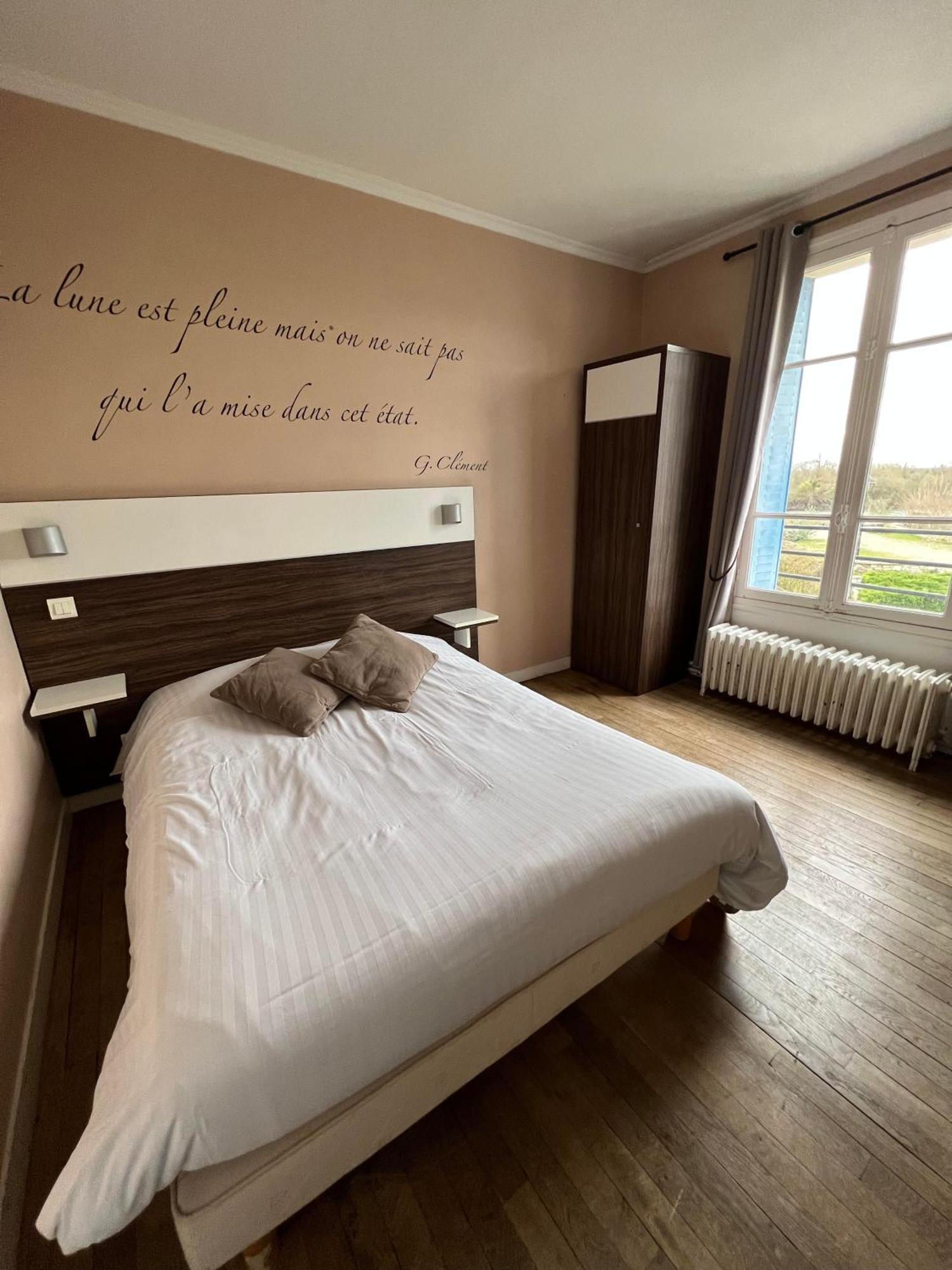 Logis Hotel & Restaurant - Les Bords De Seine Ла-Рош-Гийон Экстерьер фото