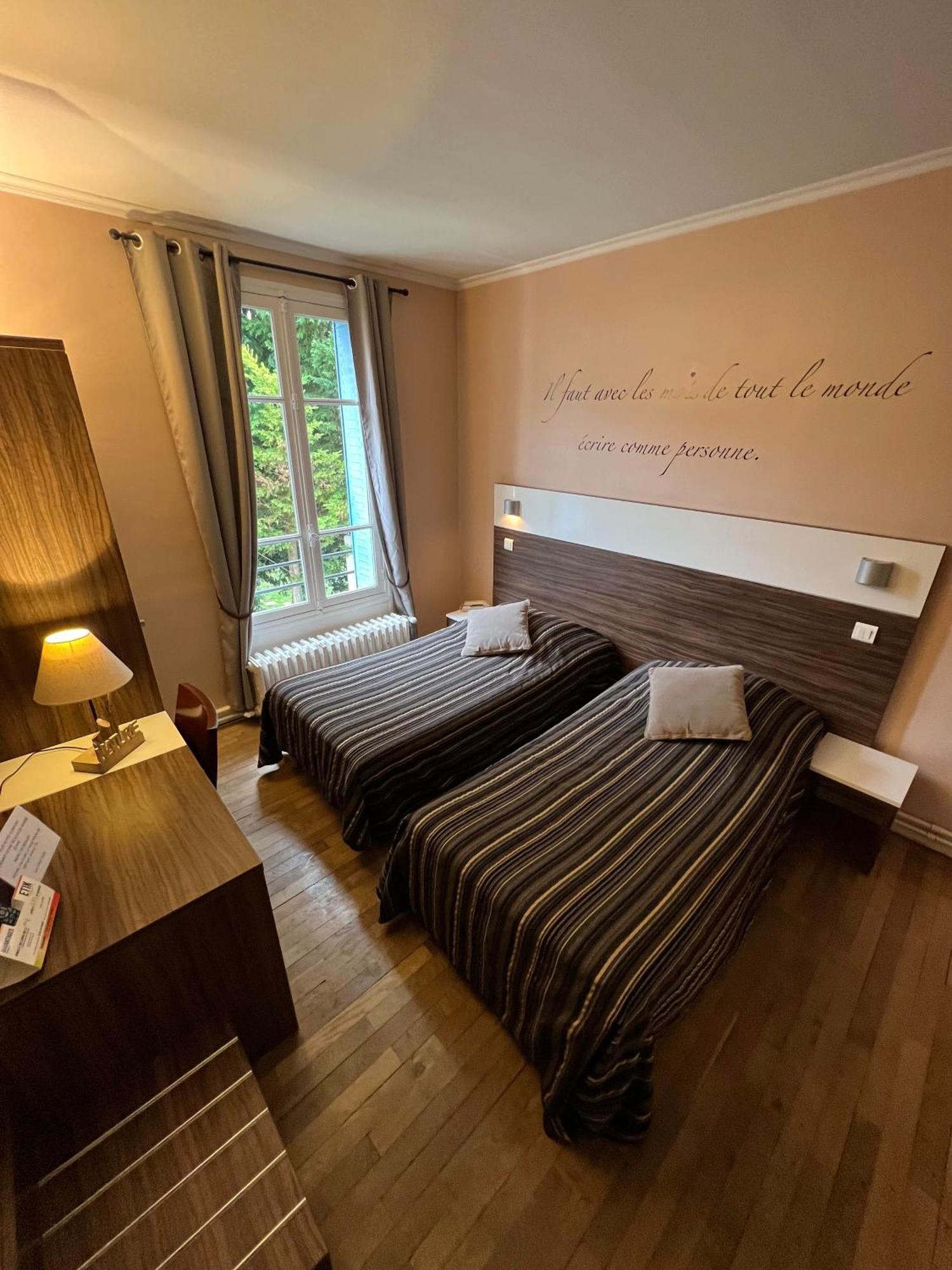 Logis Hotel & Restaurant - Les Bords De Seine Ла-Рош-Гийон Экстерьер фото